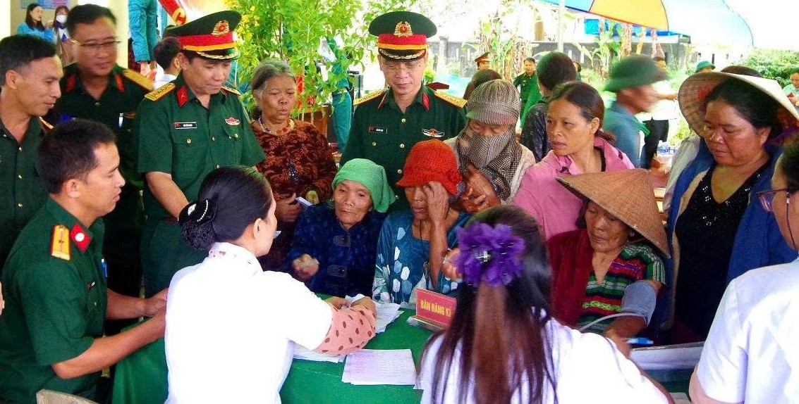    Về với bà con, cán bộ quân y không chỉ mang theo thuốc, thiết bị y tế … để chữa bệnh mà các anh còn mang trọn niềm tin về với đồng bào.  