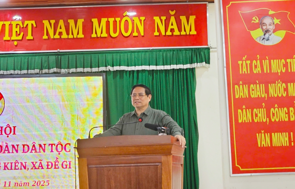Thủ tướng Chính phủ Phạm Minh Chính phát biểu tại Ngày hội Đại đoàn kết dân tộc thôn Thắng Kiên xã Đề Gi, tỉnh Gia Lai. (Ảnh: T.N)