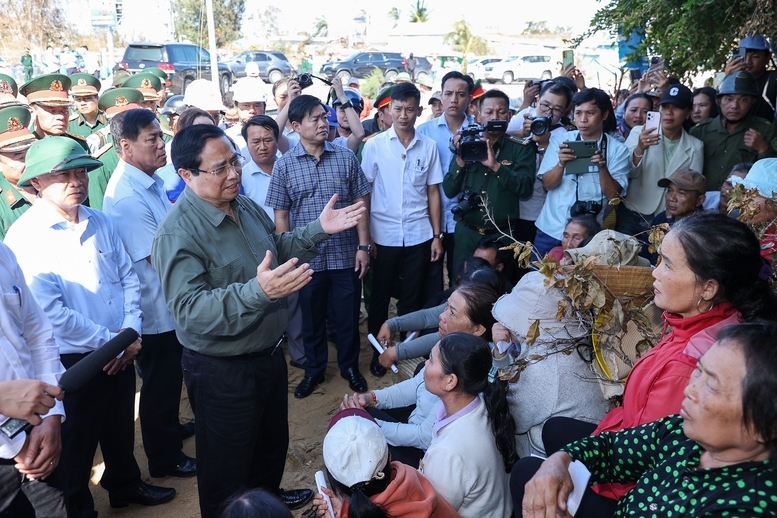 Thủ tướng Chính phủ Phạm Minh Chính động viên các hộ dân chịu thiệt hại nặng tại xã Đề Gi sớm vượt qua khó khăn