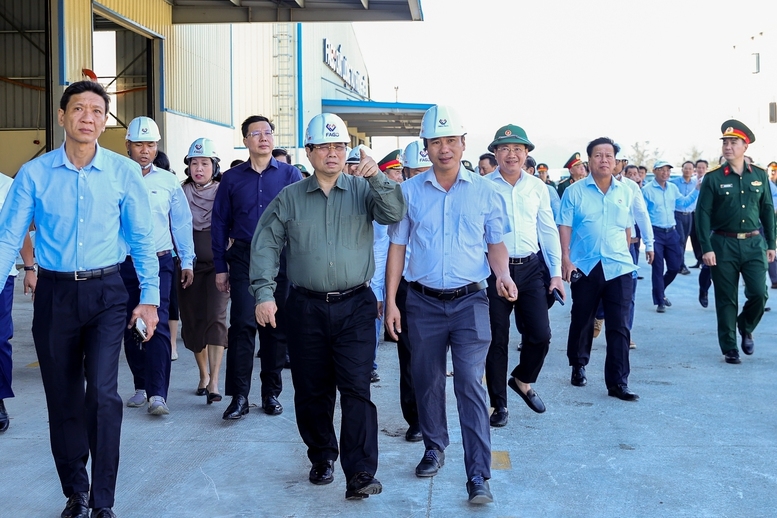 Thủ tướng Chính phủ Phạm Minh Chính đến kiểm tra tình hình thiệt hại do bão số 13 gây ra tại các doanh nghiệp trong Khu kinh tế Nhơn Hội 