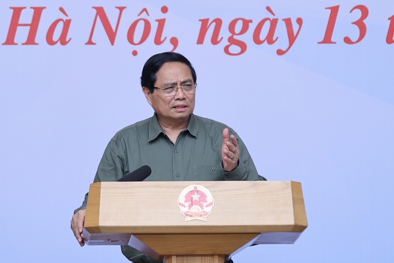 Ngay sau khi trở về Hà Nội sau chuyến đi thực tế, động viên cấp ủy, chính quyền, người dân, doanh nghiệp bị thiệt hại do bão số 13 tại tỉnh Gia Lai, Thủ tướng Phạm Minh Chính đã chủ trì hội nghị trực tuyến khắc phục hậu quả thiên tai, khôi phục sản xuất kinh doanh và ổn định đời sống nhân dân tại khu vực miền Trung - Ảnh: VGP/Nhật Bắc