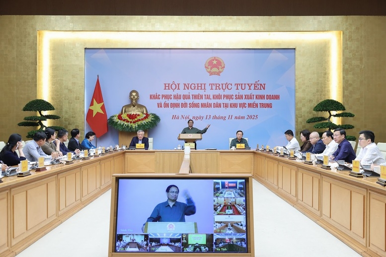 Thủ tướng yêu cầu khẩn trương xây dựng lại 1.900 nhà sập đổ, 67.000 nhà tốc mái cho đồng bào miền Trung - Ảnh: VGP/Nhật Bắc
