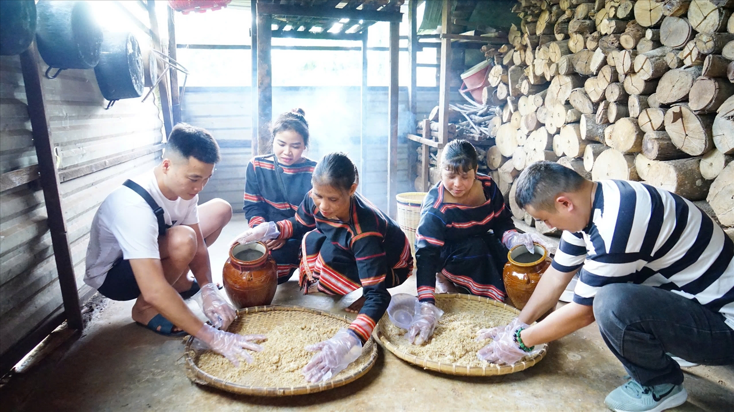 Du khách tham gia trải nghiệm làm rượu cần truyền thống của đồng bào Gia Rai ở làng Ơp, phường Pleiku