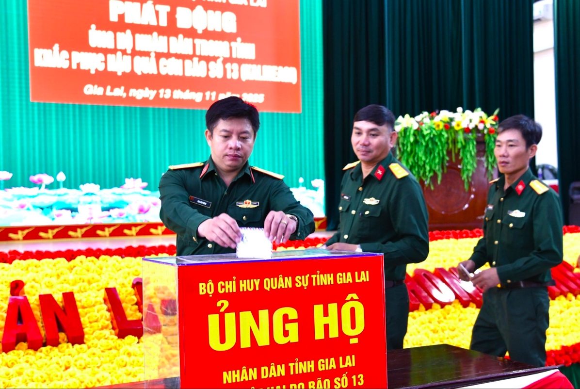 Cán bộ, chiến sĩ trong LLVT tỉnh Gia Lai quyên góp ủng hộ người dân bị thiệt hại do bão số 13