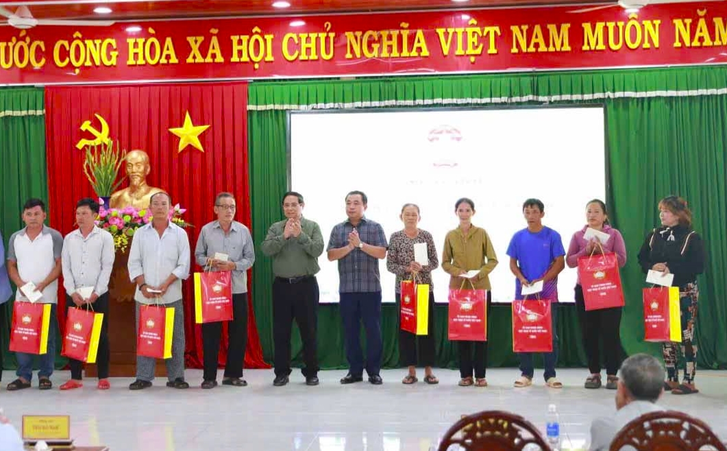 Thủ tướng Chính phủ Phạm Minh Chính tặng quà cho người dân thôn Thắng Kiên xã Đề Gi, tỉnh Gia Lai. (Ảnh: T.N)