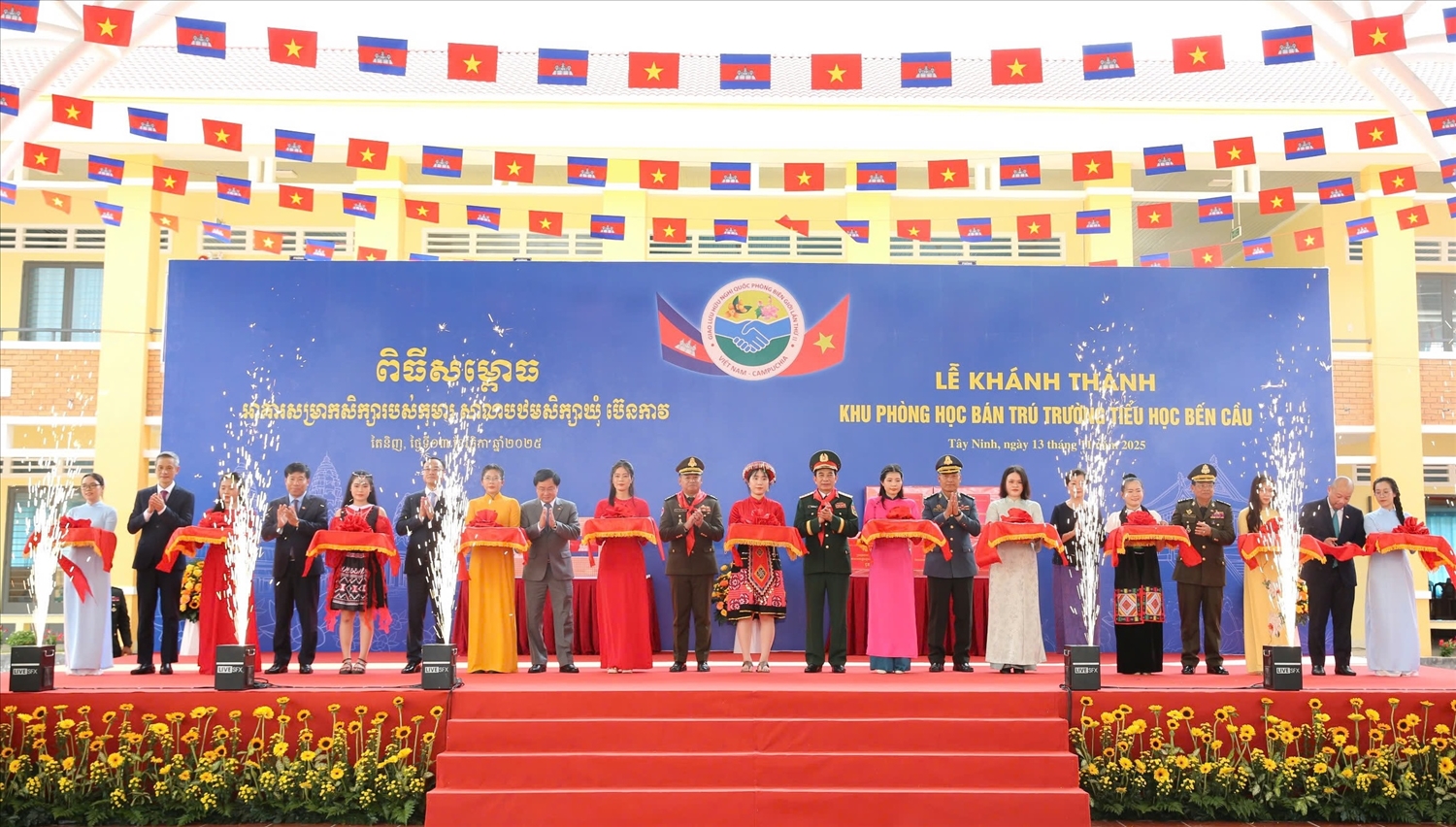 Đại tướng Phan Văn Giang và Đại tướng Tea cùng các đại biểu cắt băng khánh thành phòng học bán trú thuộc Trường Tiểu học Bến Cầu