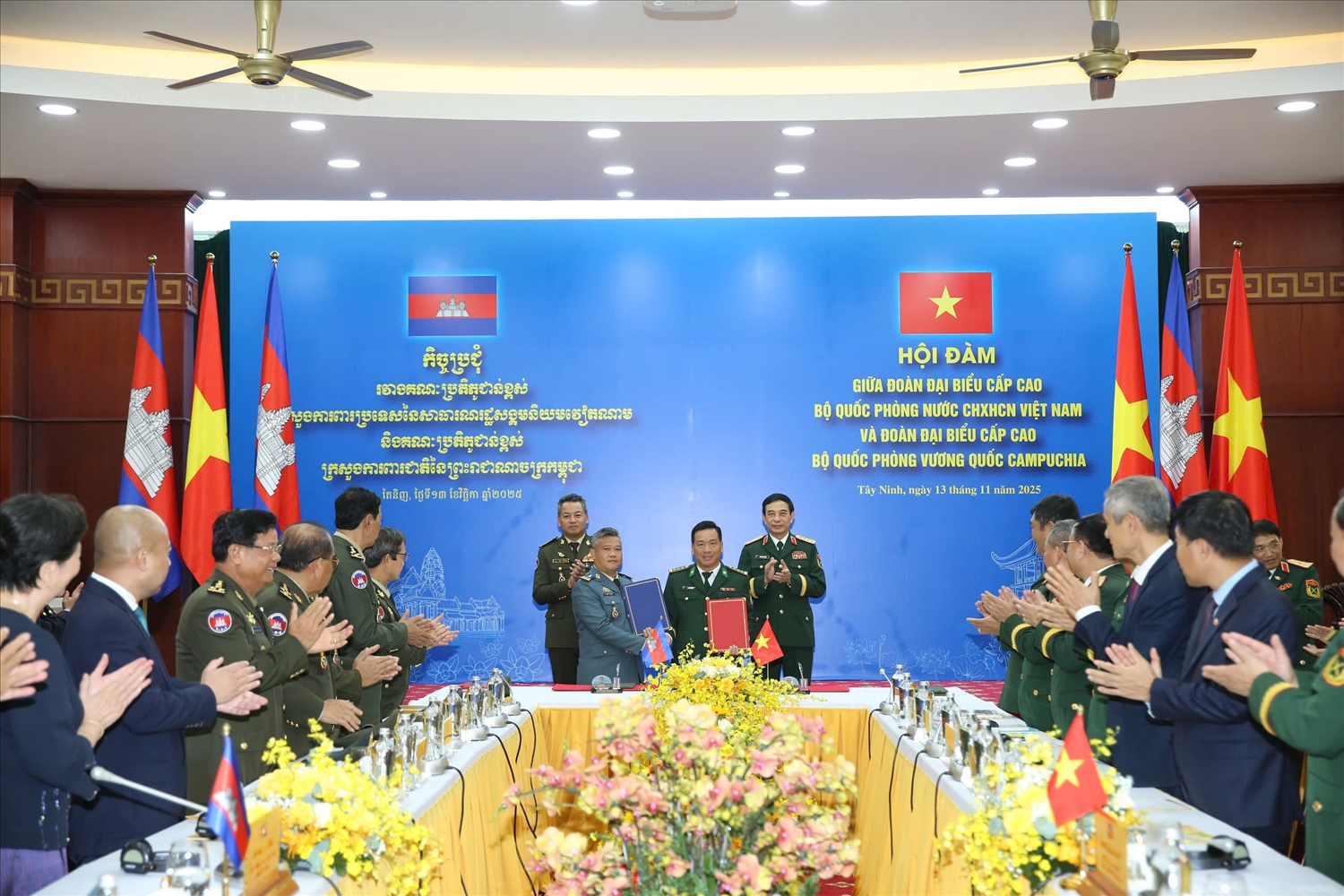 Đại tướng Phan Văn Giang và Đại tướng Tea Seiha chứng kiến ký kết các biên bản hợp tác 