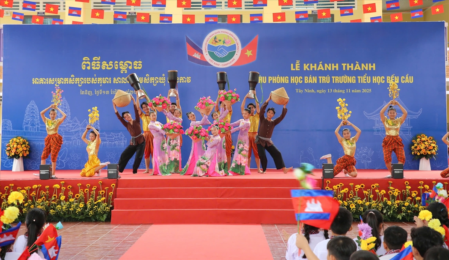 Tiết mục văn nghệ thể hiện tình đoàn kết của các em học sinh Việt Nam và Campuchia thực hiện tại buổi đón Bộ trưởng Bộ Quốc phòng hai nước đến dự lễ khánh thành 
