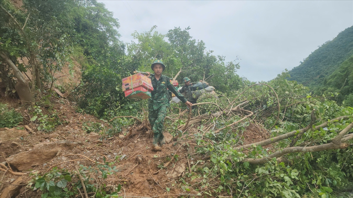 Cán bộ chiến sĩ Đồn Biên phòng Mường Ải vượt núi, cắt rừng tiếp tế nhu yếu phẩm cho bà con vùng lũ