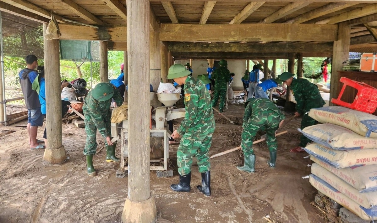 Đồn Biên phòng Tri Lễ giúp dân khắc phục hậu quả mưa lũ