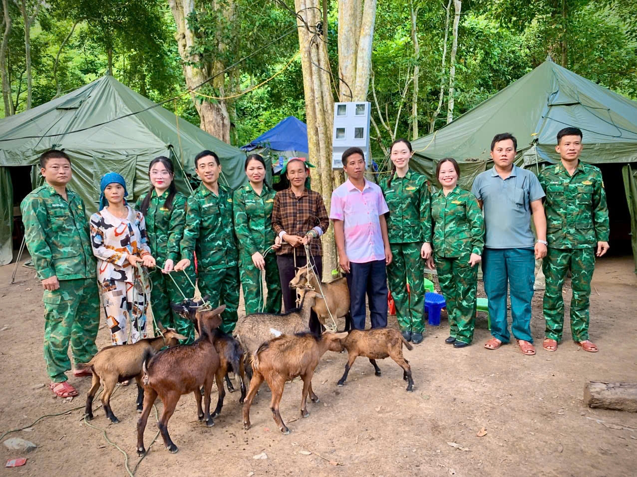 Đồn Biên phòng Nhôn Mai phối hợp trao dê giống cho bà con bị cô lập vì lũ