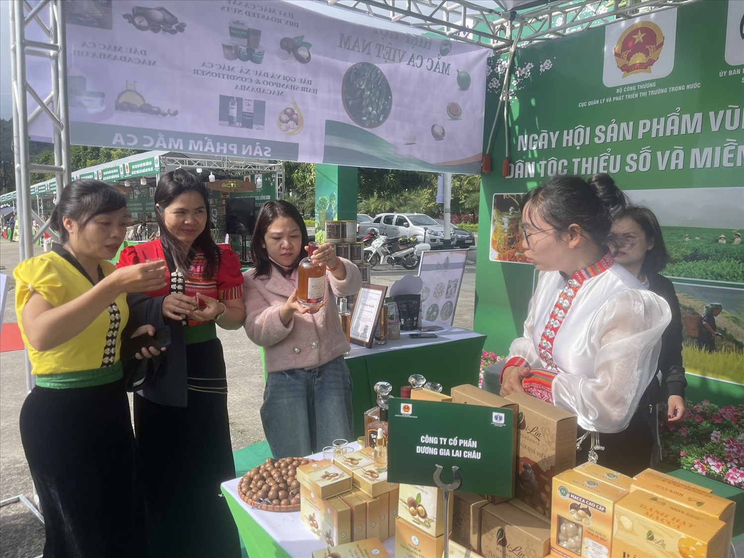 Du khách tham quan các gian hàng được trưng bày trong Ngày hội sản phẩm vùng đồng bào DTTS và miền núi phía Bắc (ảnh Trọng Bảo)