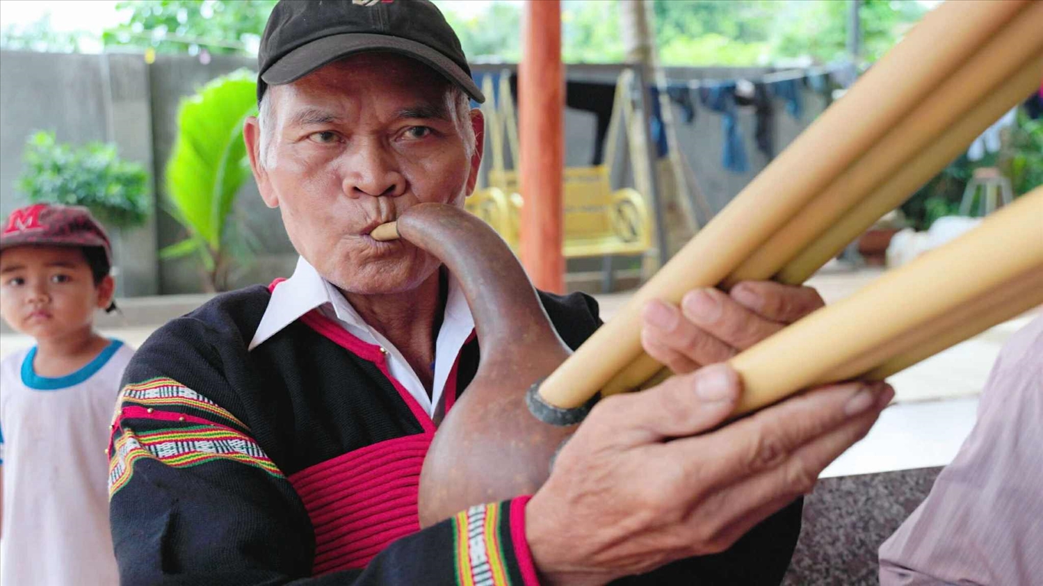 Nghệ nhân Ae Tam bên cây đàn đinh năm do ông chế tác