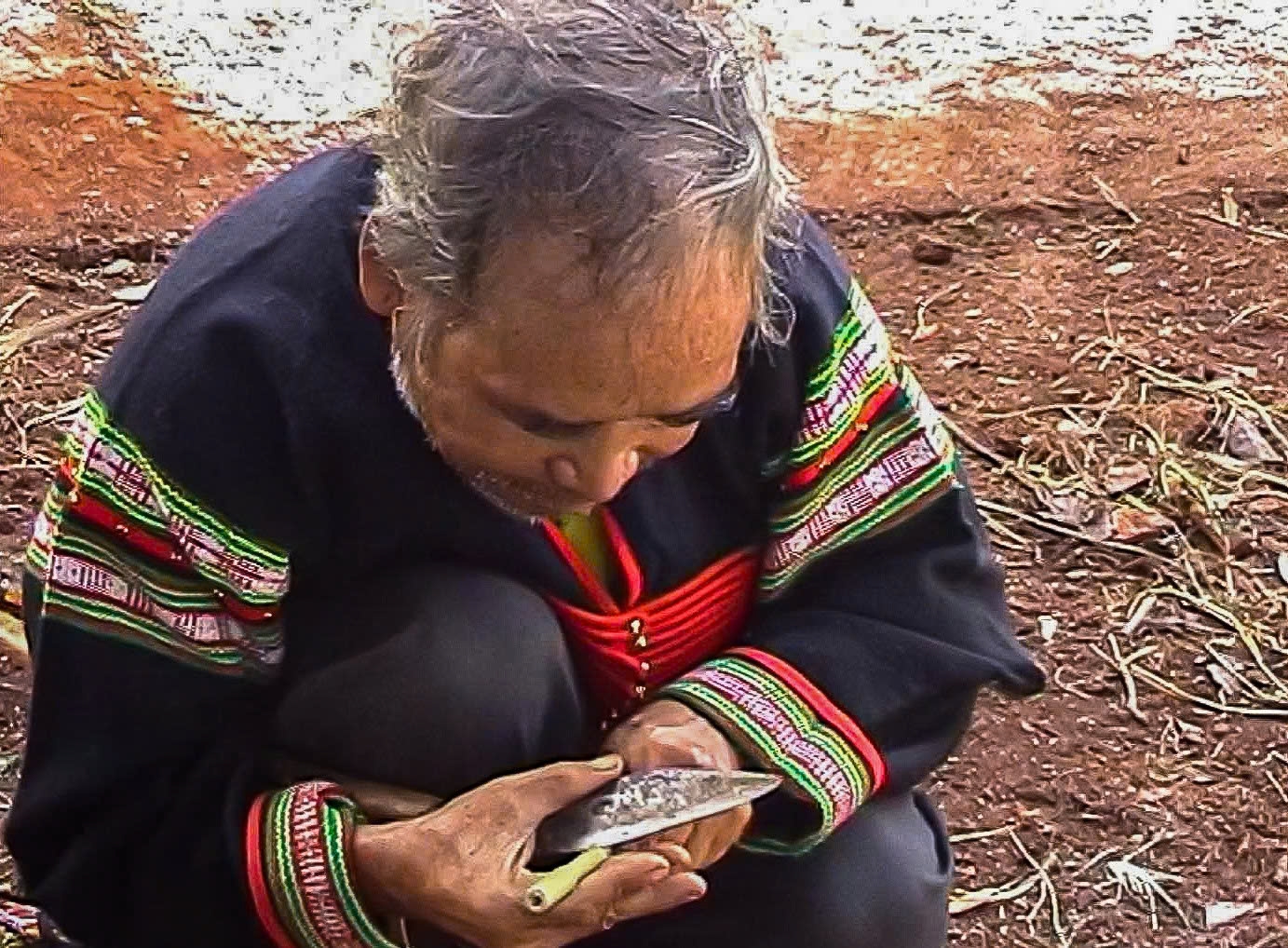 Con dao trong tay nghệ nhân khắc họa nên âm thanh của núi rừng