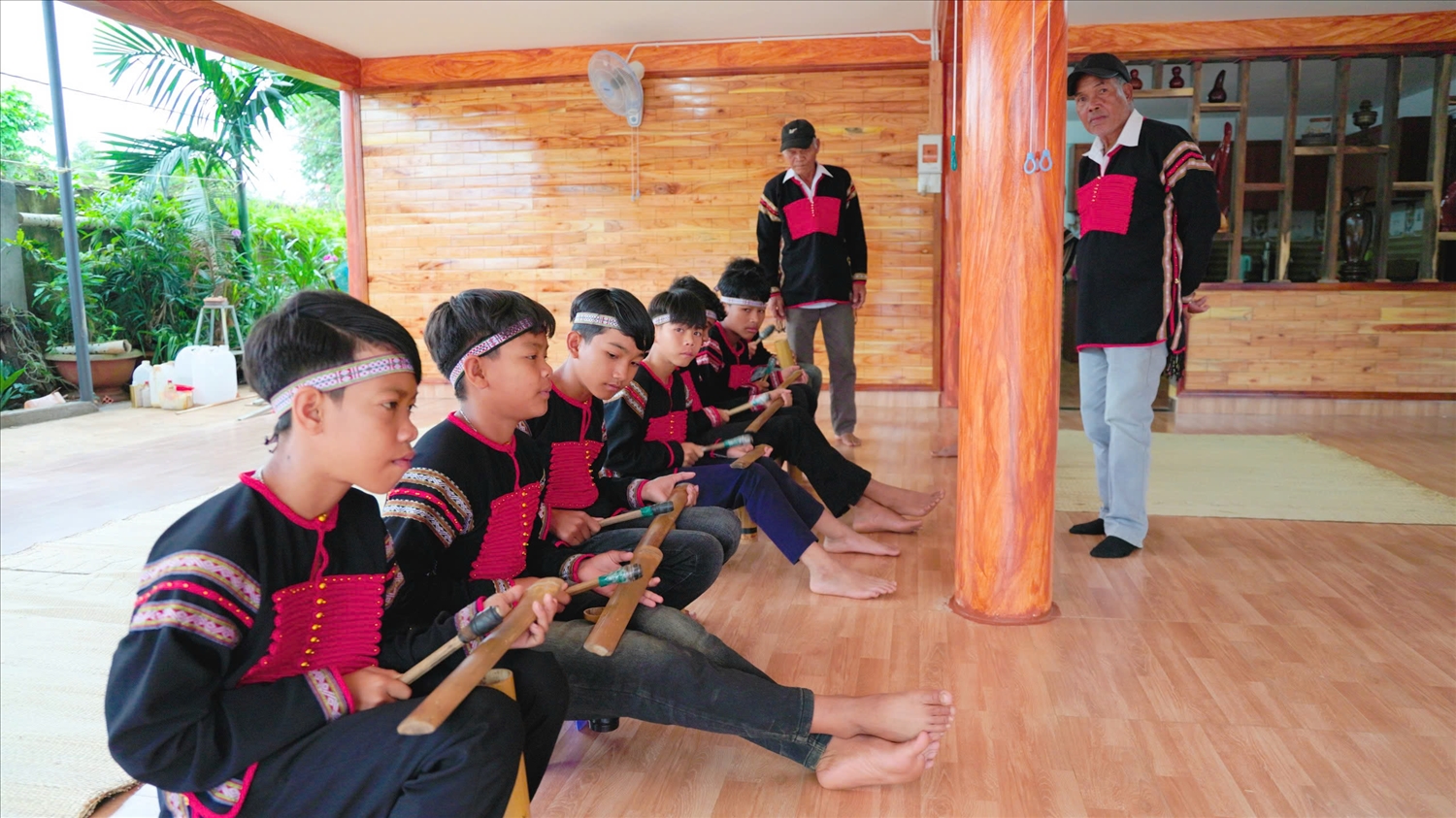 Nghệ nhân truyền dạy đánh chiêng tre cho lớp trẻ