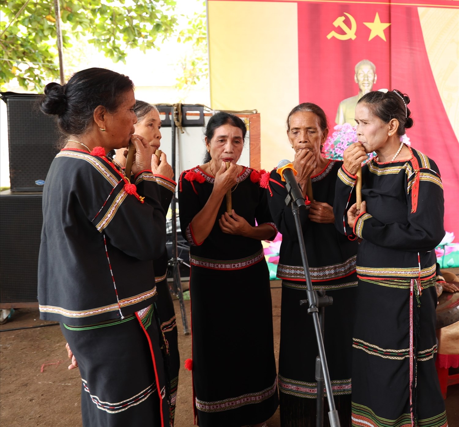 Tiết mục văn nghệ hát Ay Ray với thổi ĐinhKtut tại Ngày hội Đoàn kết các dân tộc Krông Pắk Đắk Lắk