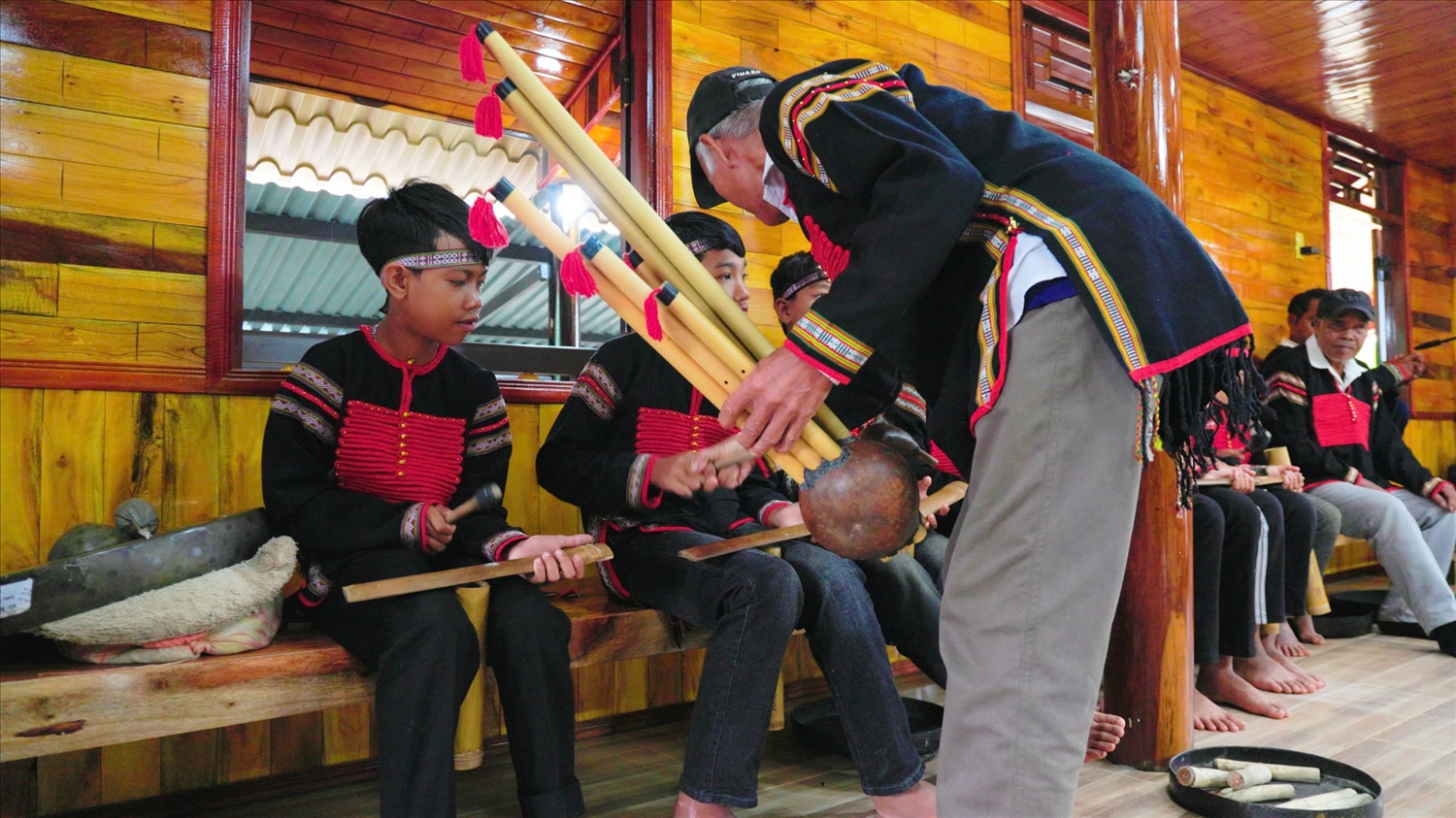 Một buổi học đánh chiêng tre theo tiếng kèn Đinh Nam tại xã Krong Ana Đắk Lắk