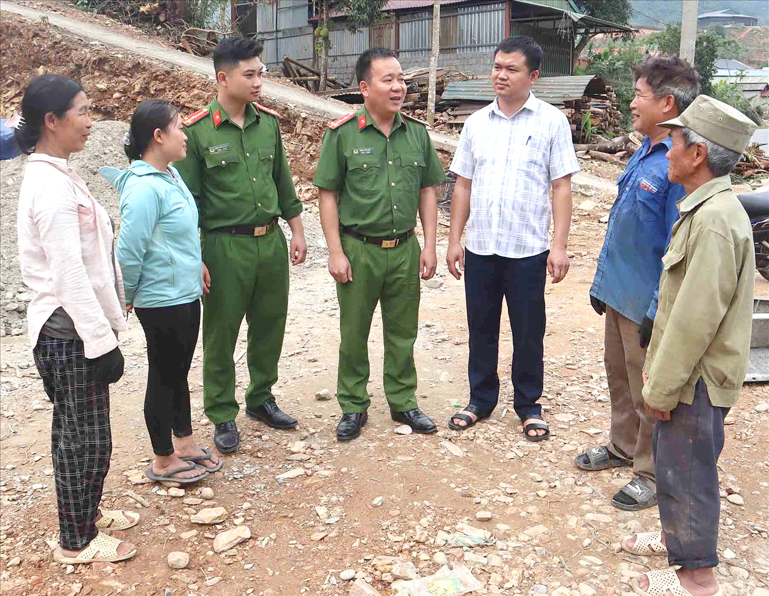 Công an xã Bum Nưa tuyên truyền tới người dân phương thức, thủ đoạn lừa đảo mới của các đối tượng.