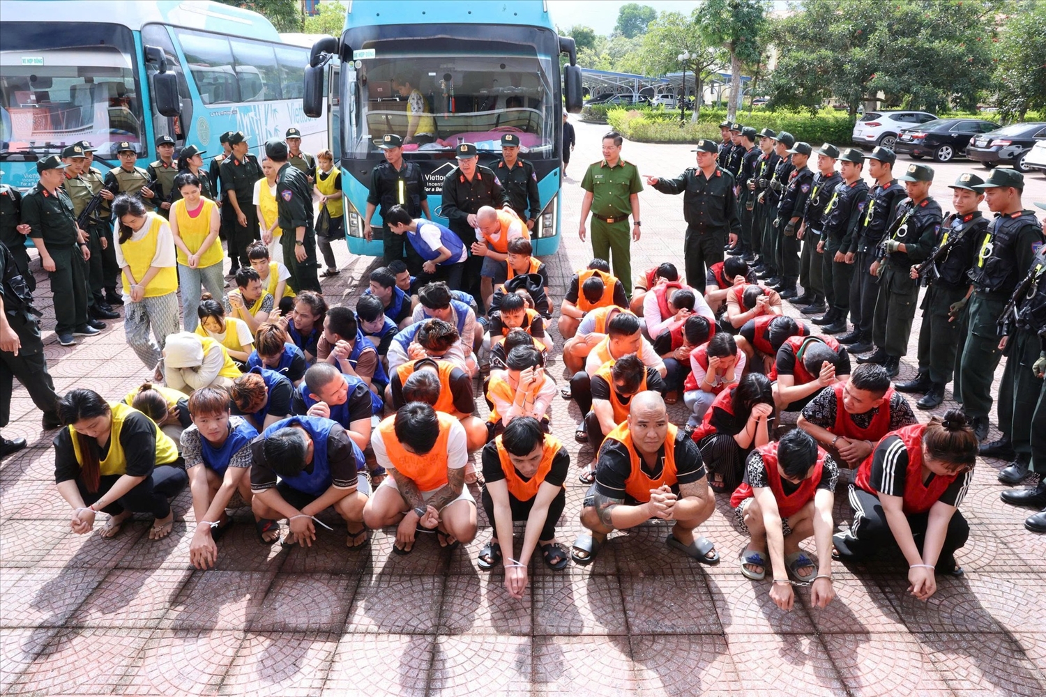 Lực lượng chức năng bắt giữ các đối tượng trong đường dây lừa đảo chiếm đoạt tài sản qua mạng có quy mô lớn, xuyên quốc gia (Chuyên án 0525L), thu giữ nhiều tang vật liên quan. 