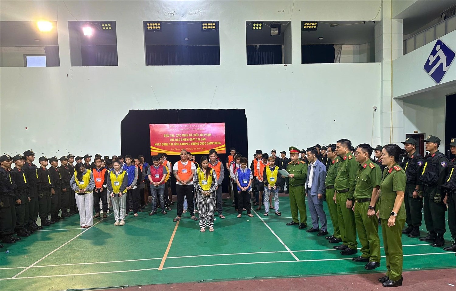 Các đối tượng trong đường dây lừa đảo chiếm đoạt tài sản qua mạng có quy mô lớn, xuyên quốc gia (Chuyên án 0525L), bị lực lượng chức năng bắt giữ.