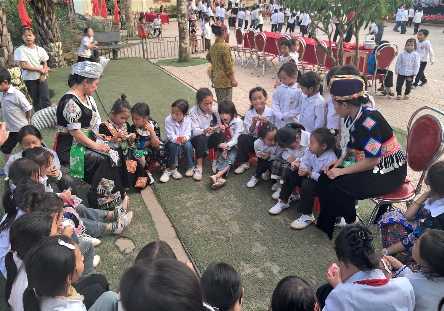 Những đôi tay nhỏ nhắn tỉ mỉ thêu từng họa tiết trên chiếc váy, từng sợi lanh được se khéo léo - tất cả tạo nên bức tranh văn hóa rực rỡ giữa đại ngàn.