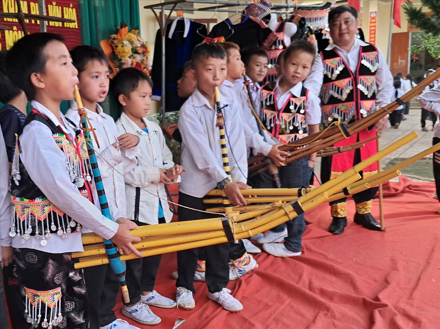 Đội múa khèn của Trường PTDTBT Tiểu học Huồi Tụ 2 đang tập luyện để tham gia biểu diễn trong Ngày hội Đại đoàn kết ở các bản làng.