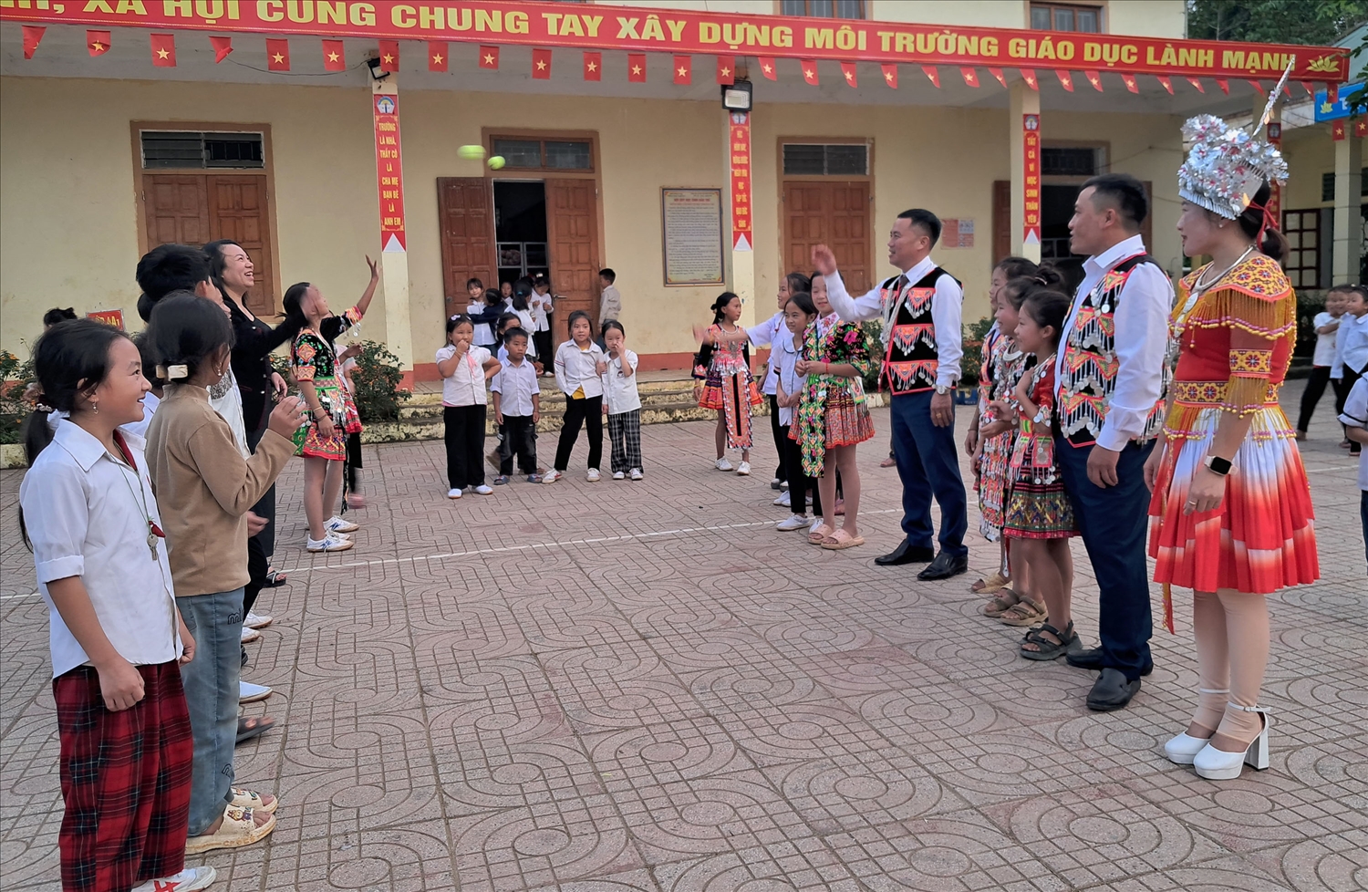 Trò chơi ném pao cũng là di sản văn hóa truyền thống của đồng bào Mông vùng cao.