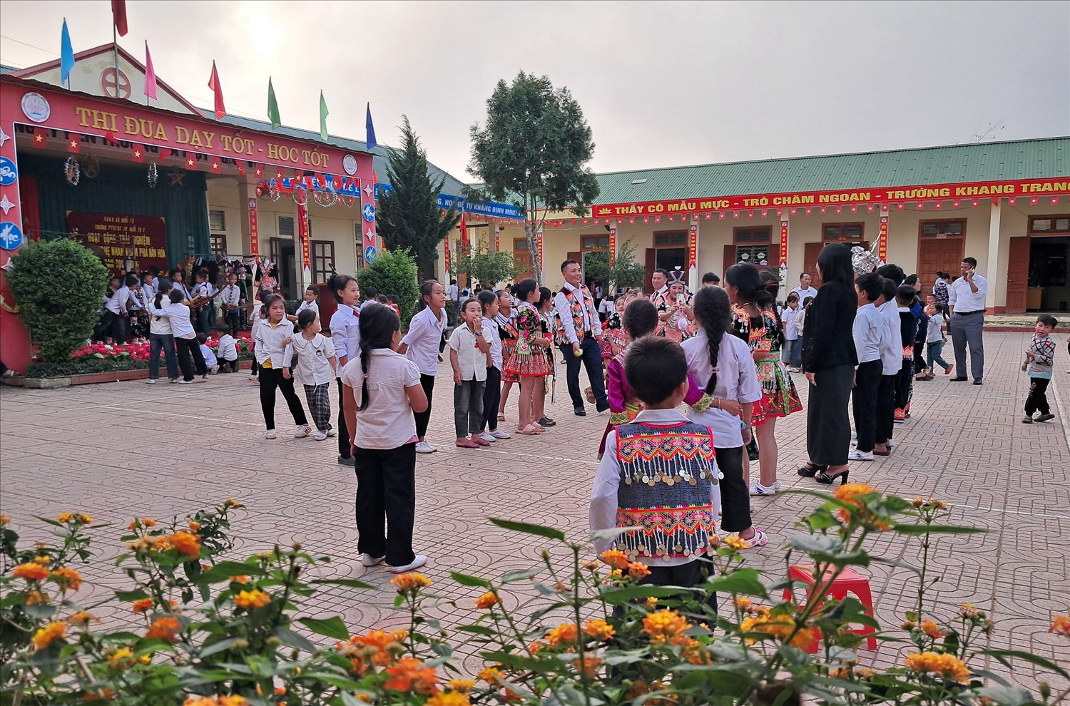 Những hoạt động trải nghiệm “Đưa văn hóa dân tộc vào trường học” đã trở thành một môn học ngoại khóa thú vị, sáng tạo tại các trường học ở vùng cao.