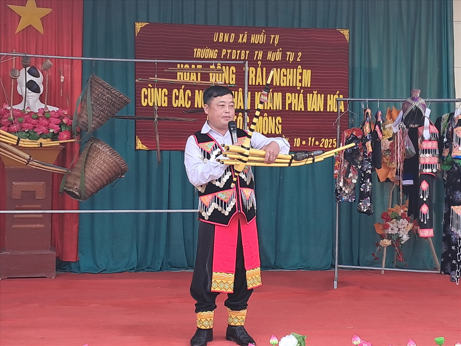 Nghệ nhân hướng dẫn học sinh cách làm và ý nghĩa của khèn Mông.