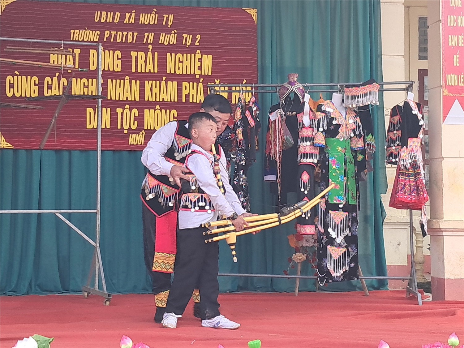 Nghệ nhân Hờ Bá Đà, truyền dạy cách xoay vòng trong múa khèn truyền thống của đồng bào dân tộc Mông.