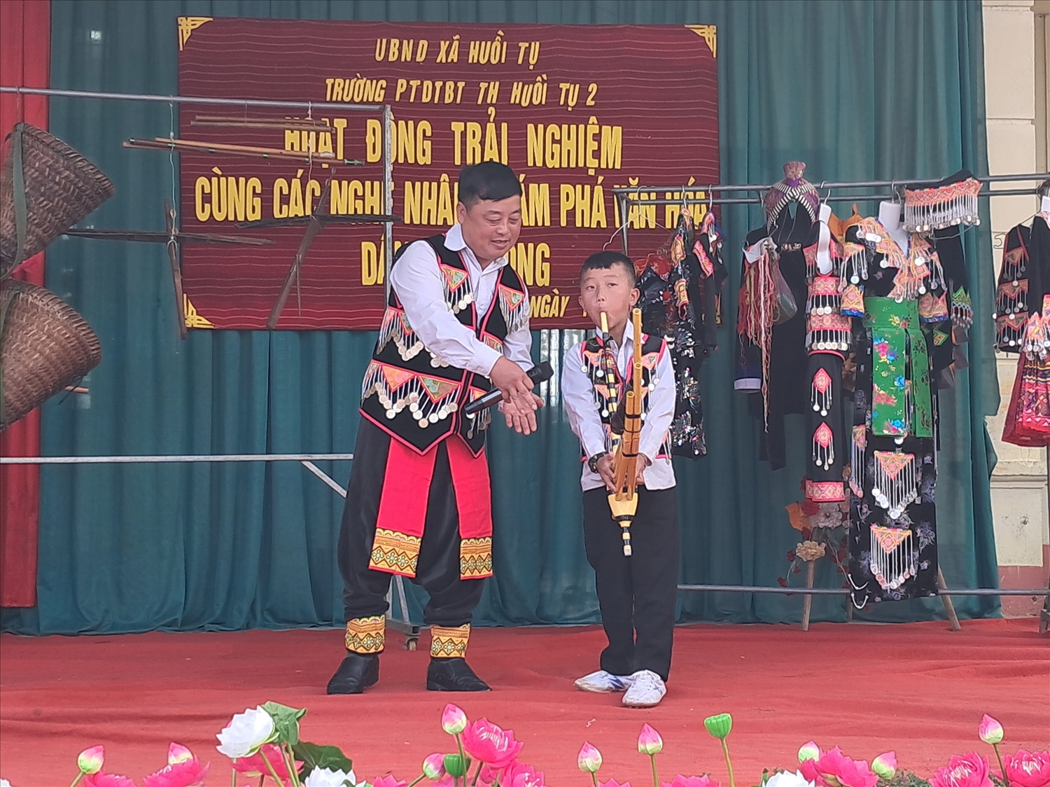 Nghệ nhân Hờ Bá Đà hướng dẫn học sinh cách lấy hơn trong thổi khèn.