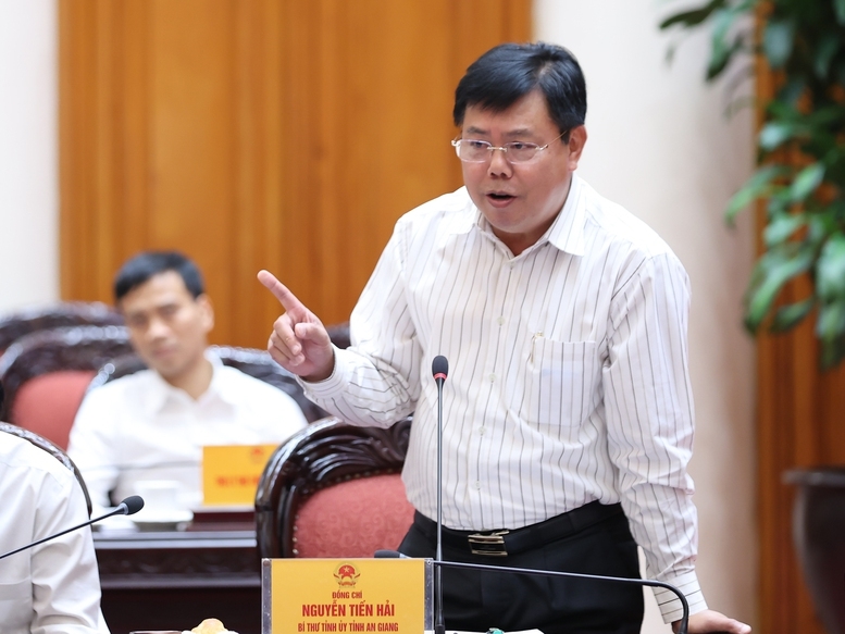 Bí thư Tỉnh ủy An Giang Nguyễn Tiến Hải báo cáo tại cuộc họp - Ảnh: VGP/Nhật Bắc