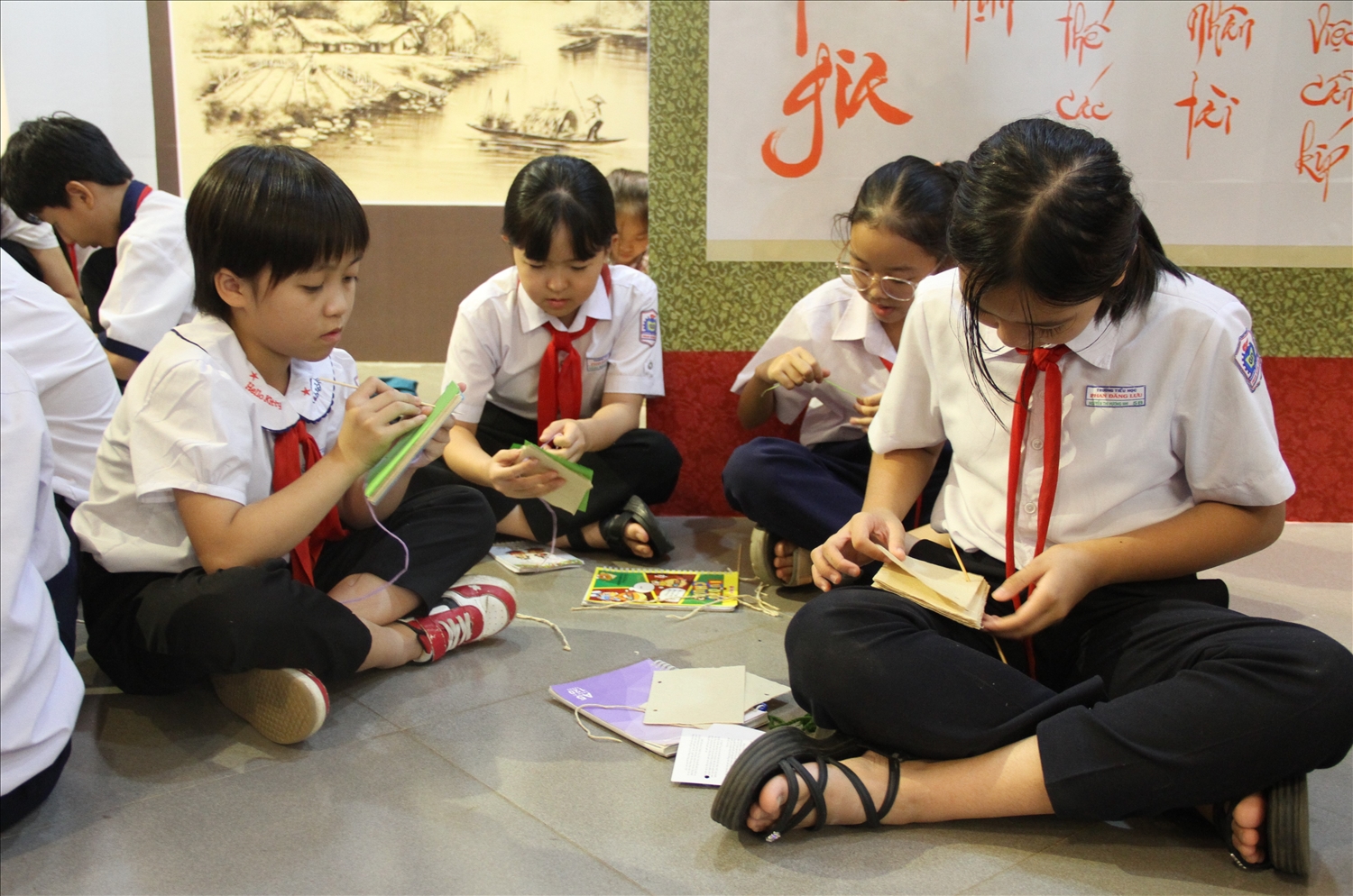Các em học sinh trải nghiệm đóng sách bằng giấy Dó theo phương pháp truyền thống