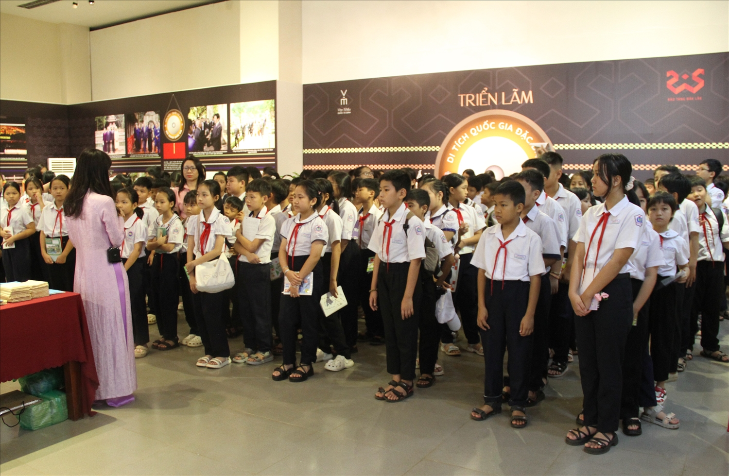 Học sinh nghe giới thiệu về các hoạt động trải nghiệm tại triển lãm