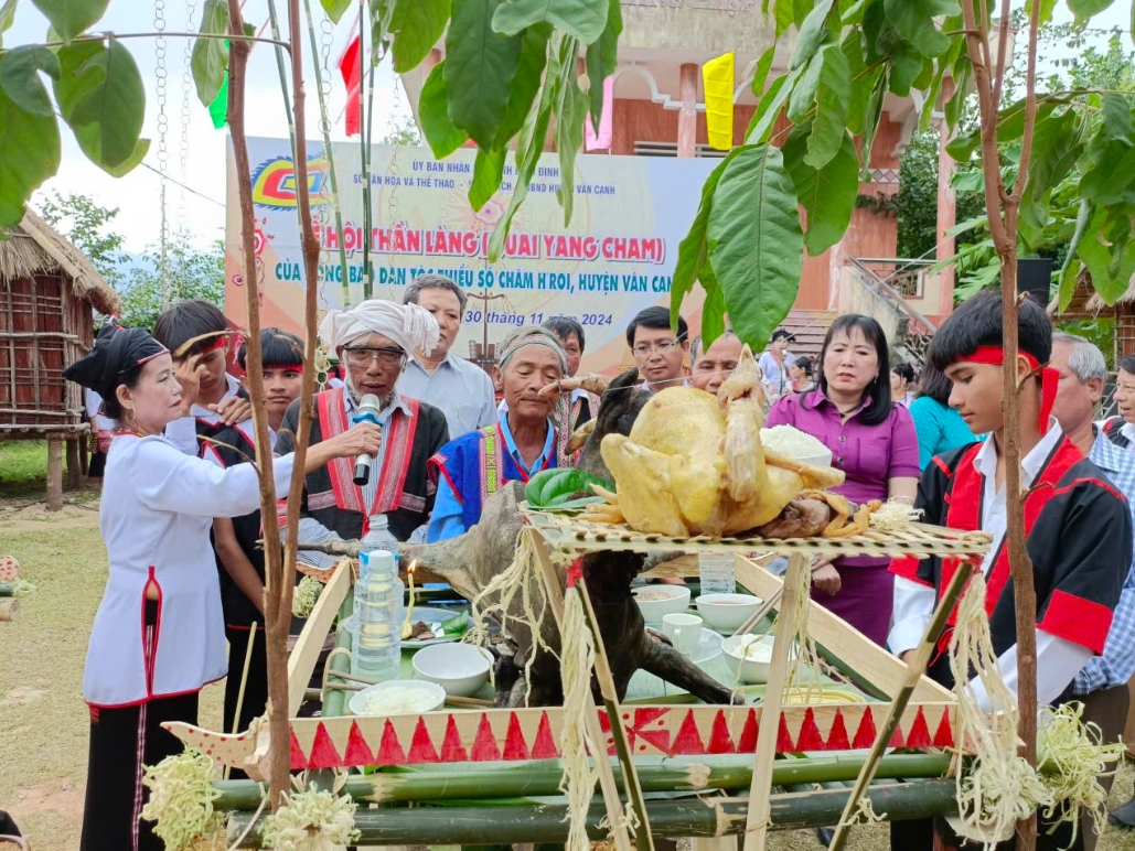 Lễ cúng Thần làng của người Chăm Hroi được phục dự từ nguồn vốn của Dự án 6. (Ảnh: T.N)