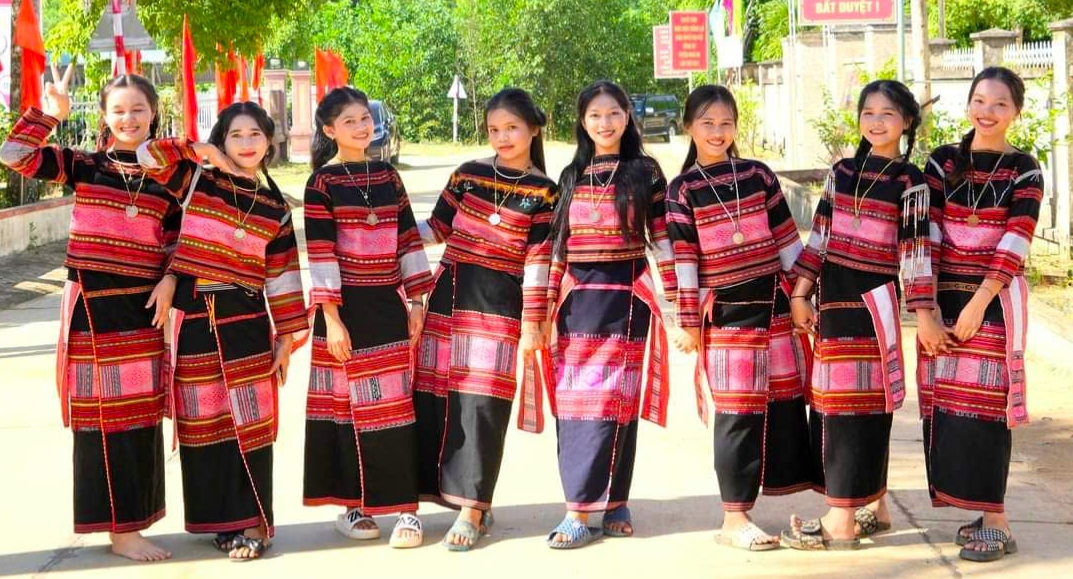 Lớp trẻ yêu thích trang phục truyền thống là một những điểm thành công của việc triển khai Dự án 6 tại Gia Lai. (Ảnh: T.N)