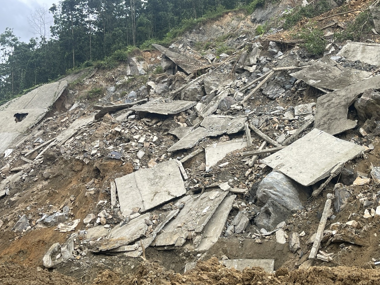 Trên tuyến đường trọng điểm Quốc lộ14E kết nối từ Quốc lộ 1A lên các xã miền núi xuất hiện hàng chục điểm sạt lở lớn, nhỏ. (Ảnh Huy Trường)