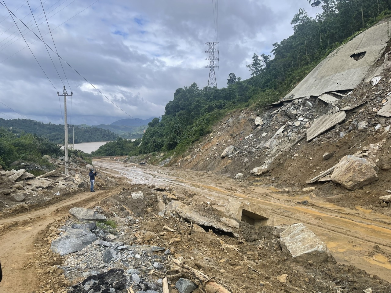 Theo các đơn vị chức năng, do ảnh hưởng của mưa lớn trong những ngày qua đã khiến Quốc lộ 14E xuất hiện 21 điểm sạt, lở; trong đó có 4 điểm sạt lở nghiêm trọng. (Ảnh Huy Trường)