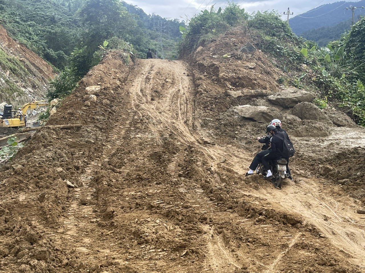 Riêng lại điểm sạt lớn từ Km84+500 đến Km84+700 (Quốc lộ 14E qua địa bàn xã Phước Hiệp, TP. Đà Nẵng) sạt lở nghiêm trọng, gây khó khăn cho việc đi lại. (Ảnh Huy Trường)