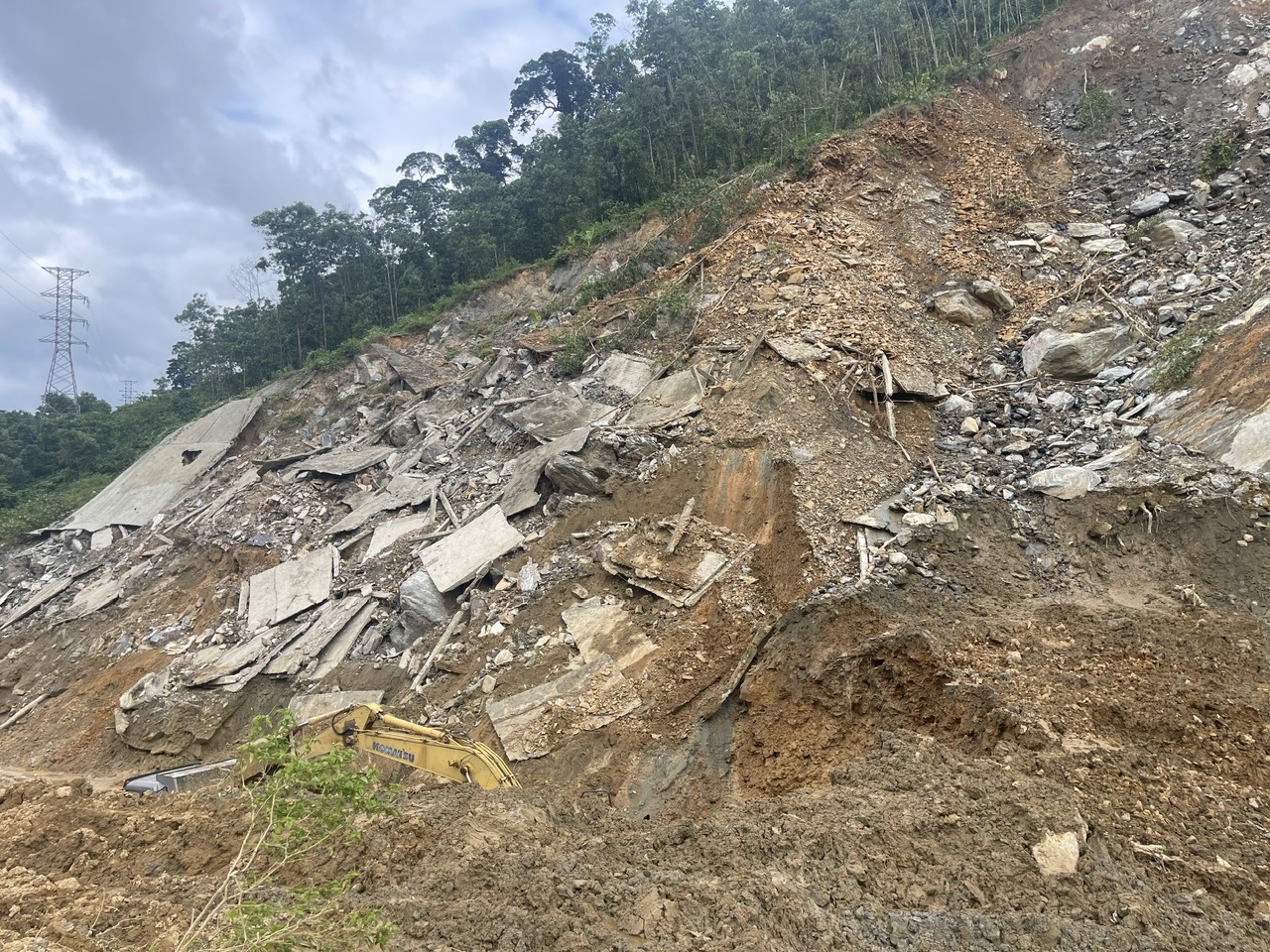 Mưa lớn những ngày cuối tháng 10 và đầu tháng 11/2025 làm nhiều tuyến đường ở các xã miền núi của TP. Đà Nẵng sạt lở nghiêm trọng, gây chia cắt giao thông cục bộ. (Ảnh Huy Trường)