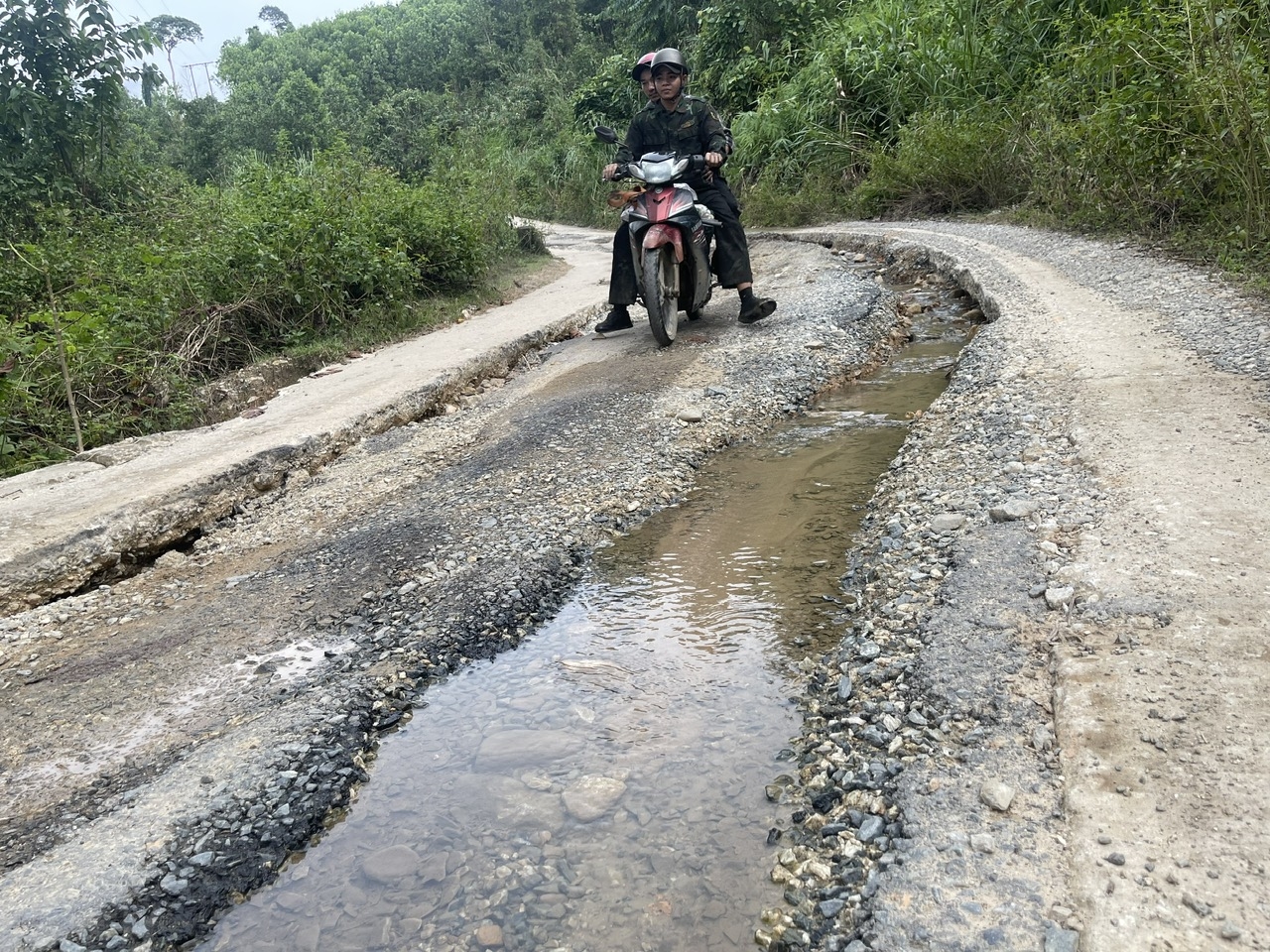 Theo ghi nhận, tuyến đường từ Phước Chánh lên xã Phước Thành có hàng loạt điểm sạt lở nghiêm trọng, hàng trăm mét khối đất đá đổ xuống đường. (Ảnh Huy Trường)