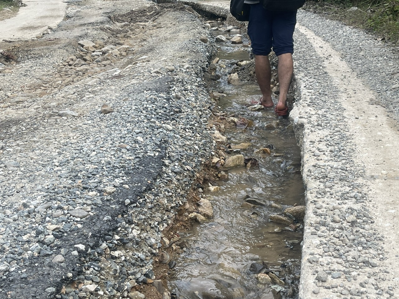 Mưa lớn làm cho nhiều tuyến đường bị xói lở, tạo những hàm ếch nguy hiểm. (Ảnh Huy Trường)