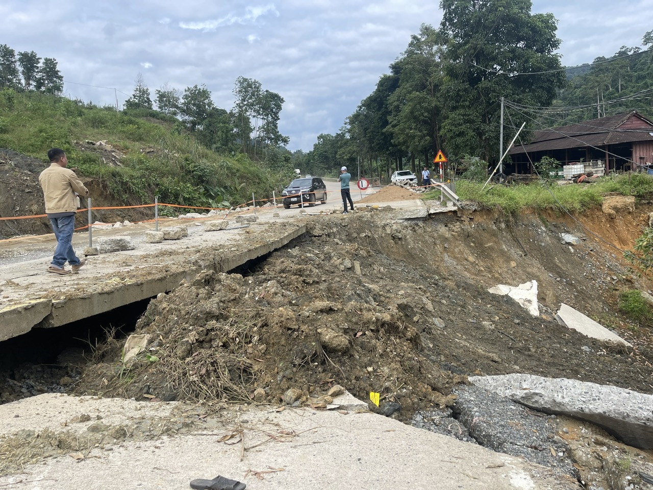 Ghi nhận ngày 12/11 của phóng viên tại Km1360+989 tuyến đường Hồ Chí Minh đoạn qua địa bàn xã Khâm Đức, TP. Đà Nẵng, sạt lở làm hư hỏng nghiêm trọng một phần đường. (Ảnh Huy Trường)