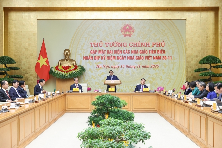 Thay mặt Lãnh đạo Đảng, Nhà nước, Thủ tướng ghi nhận và nhiệt liệt biểu dương sự nỗ lực, phấn đấu không mệt mỏi, sự hi sinh thầm lặng, cống hiến hết sức mình của đội ngũ nhà giáo nói riêng và toàn ngành giáo dục và đào tạo nói chung - Ảnh: VGP/Nhật Bắc