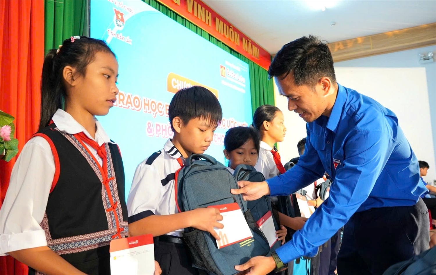 Ban tổ chức tặng nhiều phần quà ý nghĩa cho học sinh vùng khó