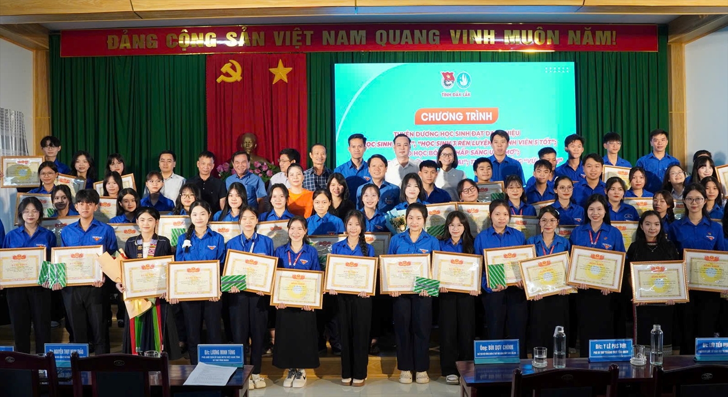 Nhiều học sinh, sinh viên được nhận danh hiệu cao quý