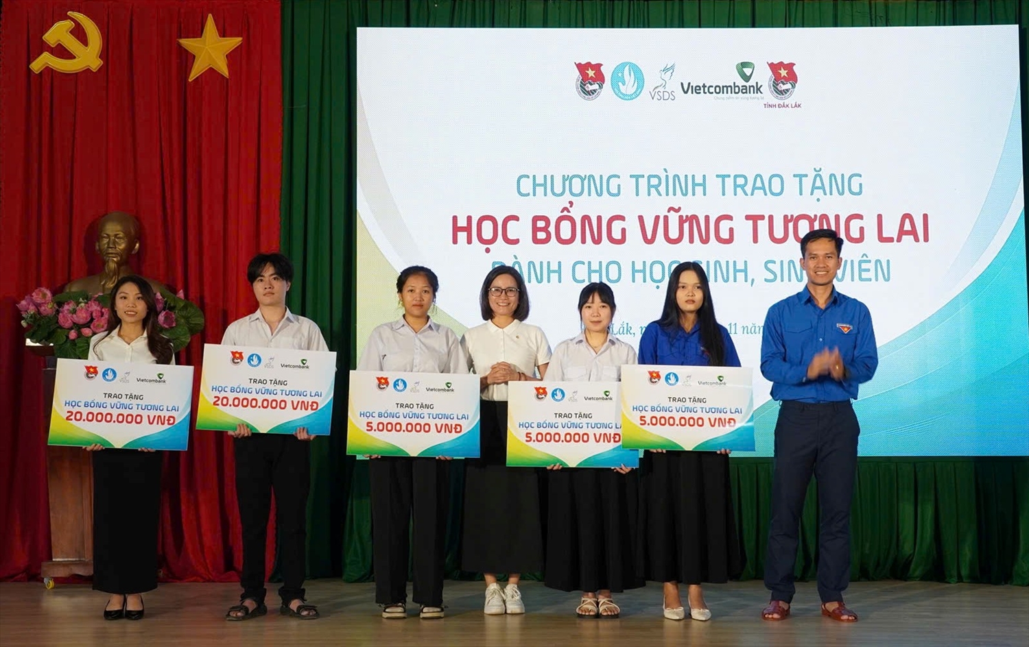 Các em sinh viên được tặng học bổng “Vững bước tương lai”