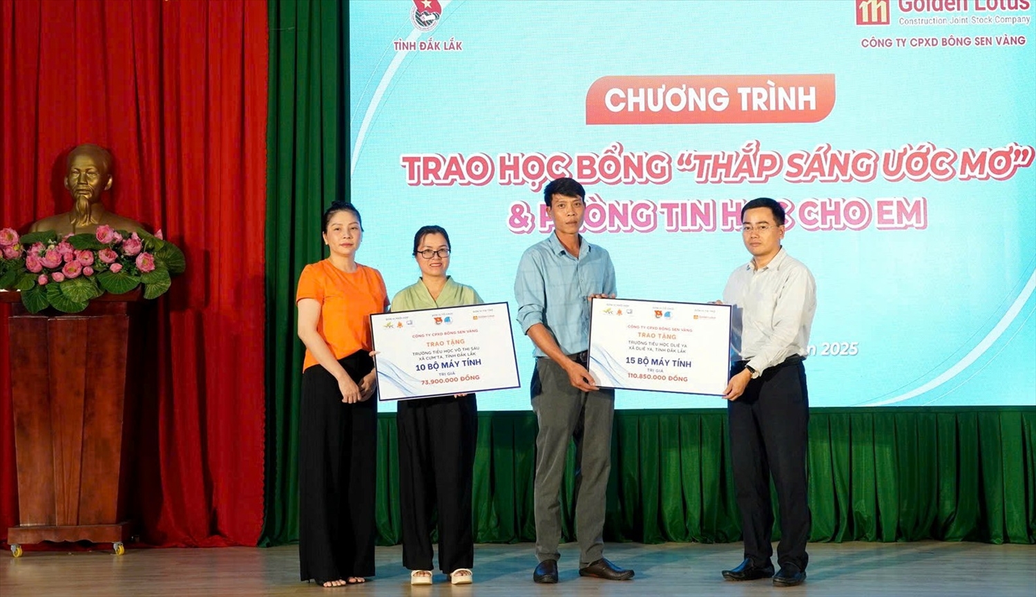Ban tổ chức tặng phòng tin học cho 2 trường tiểu học vùng sâu