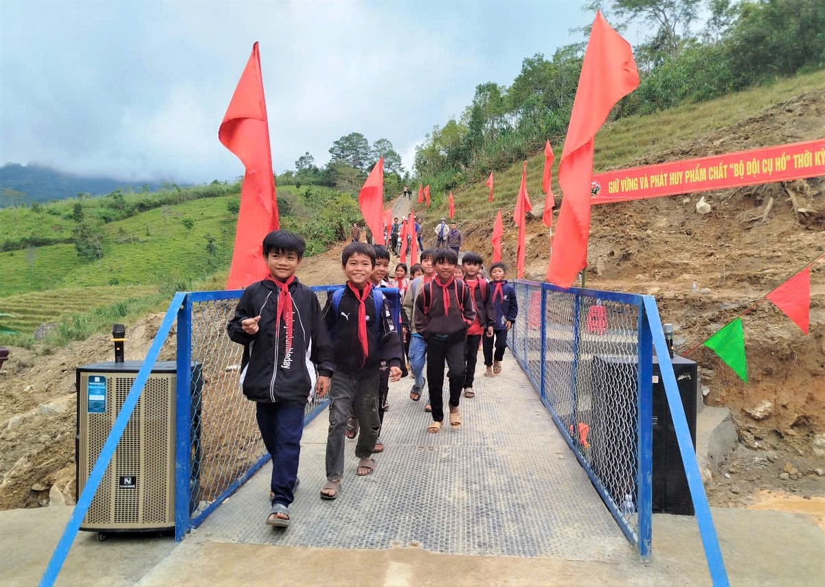 Các em học sinh phấn khởi khi có con đường mới để đến trường. (Ảnh: Ngọc Chí)