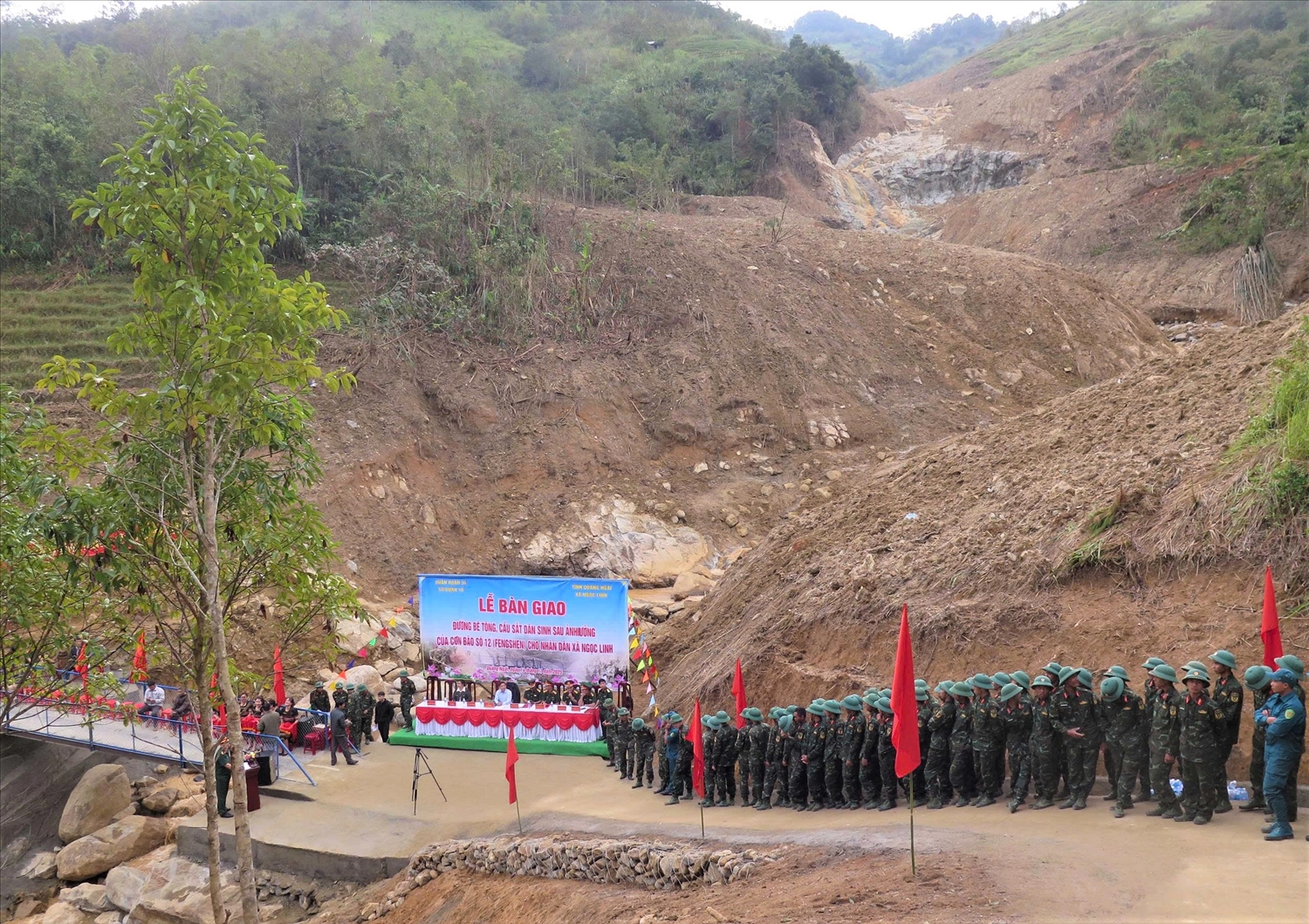 Chỉ trong 10 ngày, lực lượng bộ đội đã hoàn thành đường bê tông và cầu sắt qua điểm sạt lở, giúp đồng bào Xơ Đăng đi lại thuận lợi. (Ảnh: Ngọc Chí)